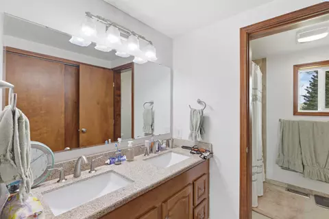 Bath - 801 E Valleyview Ln, Colfax, WA 99111 photo 2 of 5