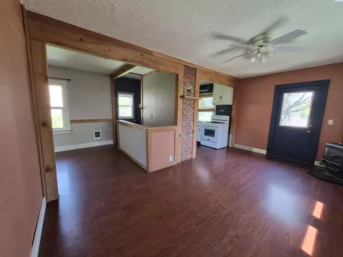 Living - 535 SE Side St, Pullman, WA 99163 photo 3 of 4