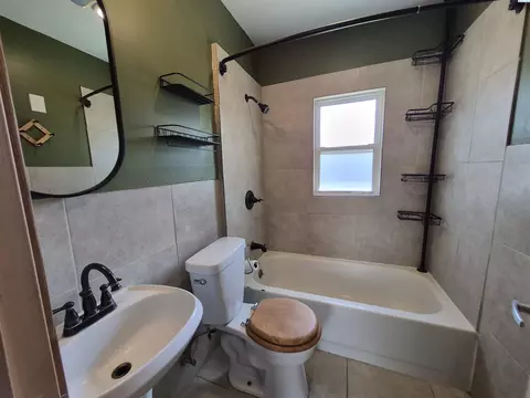 Bath - 535 SE Side St, Pullman, WA 99163 photo 1 of 1