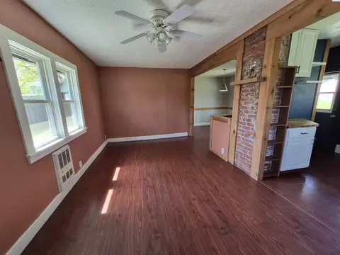 Living - 535 SE Side St, Pullman, WA 99163 photo 1 of 4