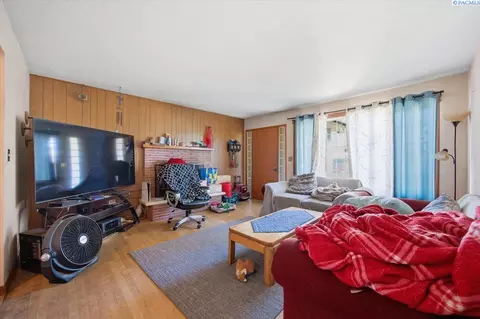 Living - 1932 W Ruby St, Pasco, WA 99301 photo 2 of 2