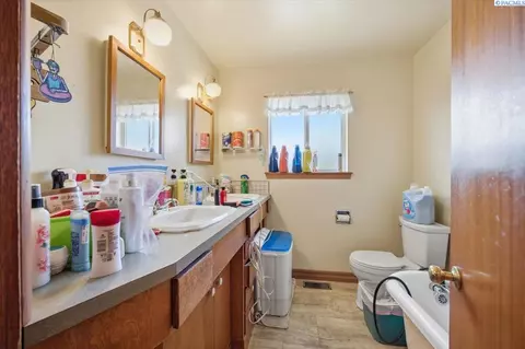 Bath - 1932 W Ruby St, Pasco, WA 99301 photo 1 of 1