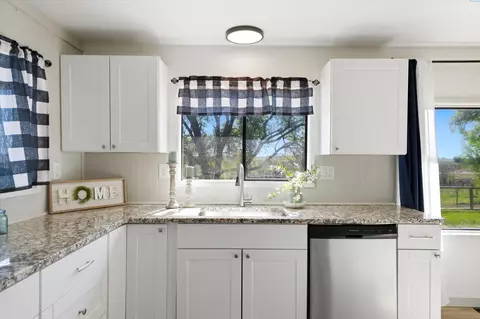 Kitchen - 351 W Eltopia W, Eltopia, WA 99330 photo 5 of 6