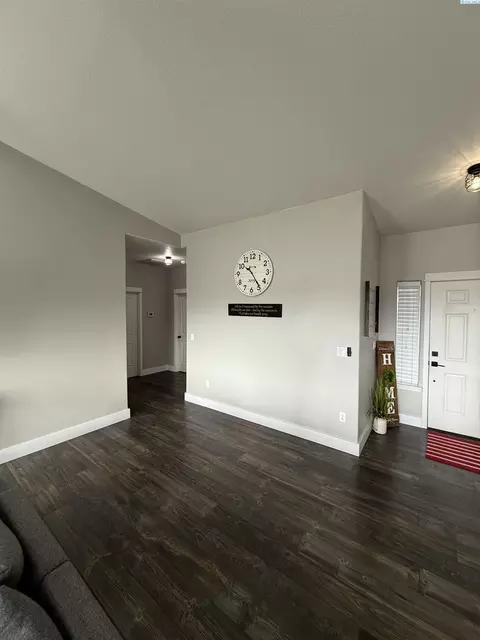 Entry Way - 1141 W Davis St, Connell, WA 99326 photo 3 of 4