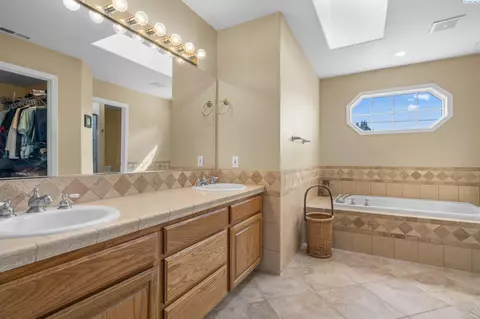 Bath - 10215 W Court St, Pasco, WA 99301 photo 1 of 1