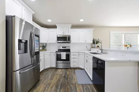 Kitchen - 5617 Springfield Dr, Pasco, WA 99301 photo 2 of 4