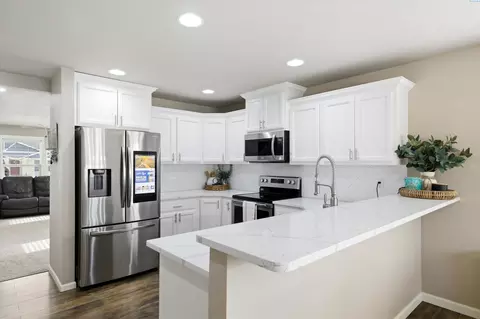 Kitchen - 5617 Springfield Dr, Pasco, WA 99301 photo 4 of 4