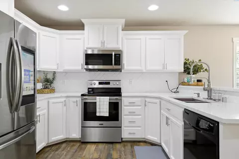 Kitchen - 5617 Springfield Dr, Pasco, WA 99301 photo 3 of 4