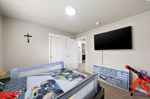 Bedroom - 5617 Springfield Dr, Pasco, WA 99301 photo 2 of 5
