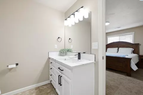 Bath - 5617 Springfield Dr, Pasco, WA 99301 photo 4 of 4