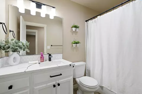 Bath - 5617 Springfield Dr, Pasco, WA 99301 photo 2 of 4