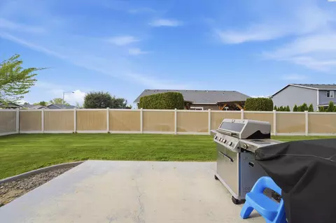 Exterior - 5617 Springfield Dr, Pasco, WA 99301 photo 2 of 5