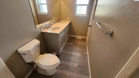 Bath - 1925 NW Arcadia, Pullman, WA 99163 photo 2 of 2