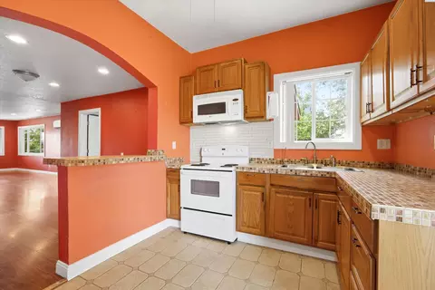 Kitchen - 1220 S 2nd Ave, Pasco, WA 99301 photo 2 of 2