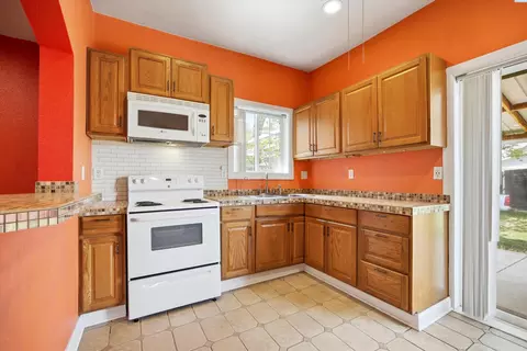 Kitchen - 1220 S 2nd Ave, Pasco, WA 99301 photo 1 of 2