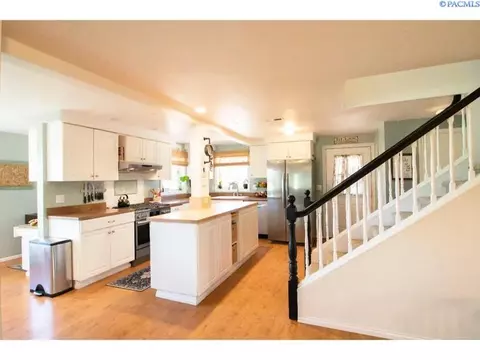 Kitchen - 3001 Pullman-albion Rd, Pullman, WA 99163 photo 1 of 2