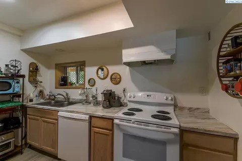 Kitchen - 1280 NE Hillside Dr, Pullman, WA 99163 photo 1 of 6