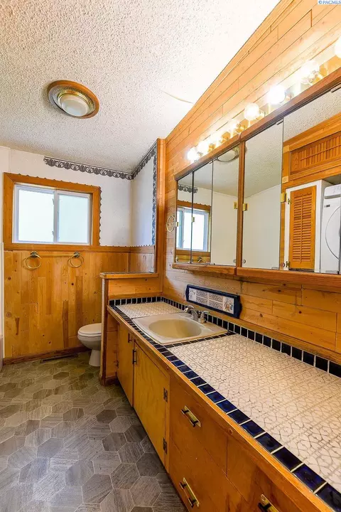 Bath - 1280 NE Hillside Dr, Pullman, WA 99163 photo 2 of 2