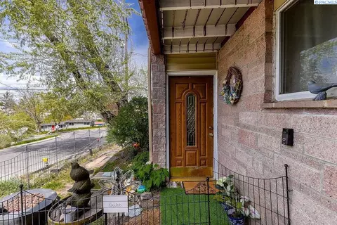 Entry Way - 1280 NE Hillside Dr, Pullman, WA 99163 photo 1 of 3