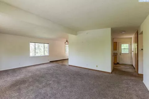 Living - 1280 NE Hillside Dr, Pullman, WA 99163 photo 7 of 8