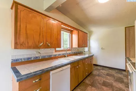 Kitchen - 1280 NE Hillside Dr, Pullman, WA 99163 photo 3 of 6