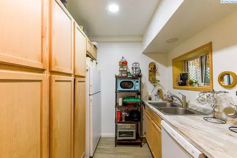 Kitchen - 1280 NE Hillside Dr, Pullman, WA 99163 photo 2 of 6