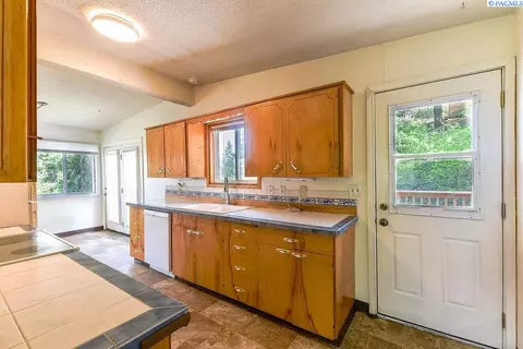Kitchen - 1280 NE Hillside Dr, Pullman, WA 99163 photo 6 of 6
