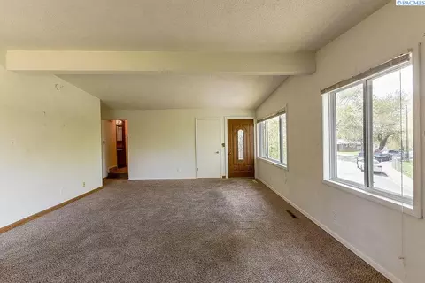 Living - 1280 NE Hillside Dr, Pullman, WA 99163 photo 2 of 8