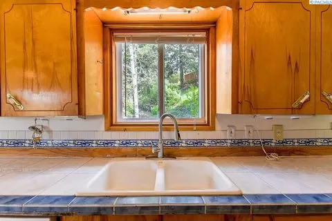 Kitchen - 1280 NE Hillside Dr, Pullman, WA 99163 photo 5 of 6