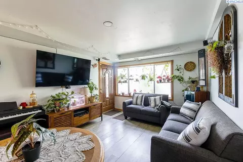 Living - 1280 NE Hillside Dr, Pullman, WA 99163 photo 1 of 8