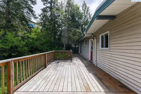 Exterior - 1280 NE Hillside Dr, Pullman, WA 99163 photo 8 of 12