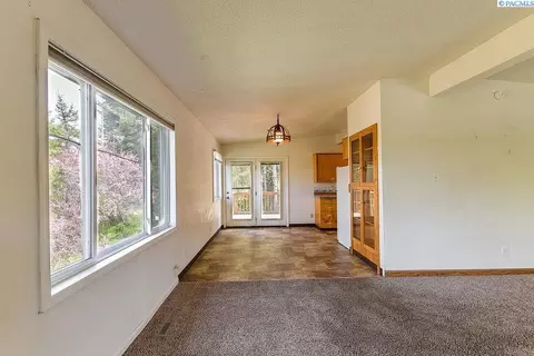 Living - 1280 NE Hillside Dr, Pullman, WA 99163 photo 8 of 8