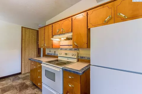 Kitchen - 1280 NE Hillside Dr, Pullman, WA 99163 photo 4 of 6