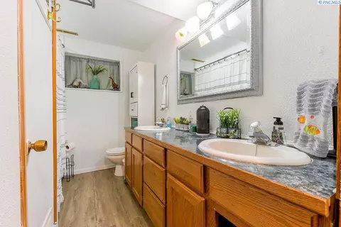 Bath - 1280 NE Hillside Dr, Pullman, WA 99163 photo 1 of 2