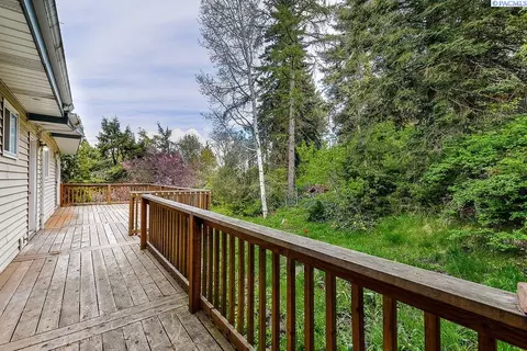 Exterior - 1280 NE Hillside Dr, Pullman, WA 99163 photo 7 of 12