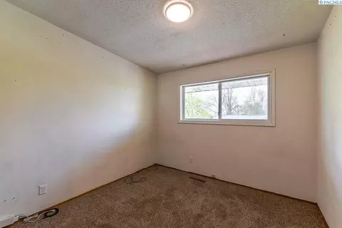 Bedroom - 1280 NE Hillside Dr, Pullman, WA 99163 photo 4 of 6
