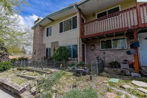 Exterior - 1280 NE Hillside Dr, Pullman, WA 99163 photo 2 of 12