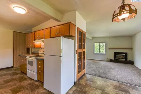 Living - 1280 NE Hillside Dr, Pullman, WA 99163 photo 6 of 8