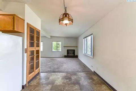Living - 1280 NE Hillside Dr, Pullman, WA 99163 photo 4 of 8