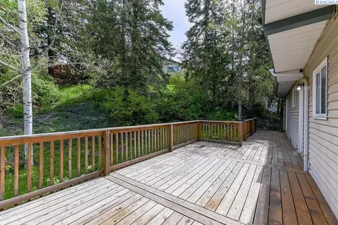 Exterior - 1280 NE Hillside Dr, Pullman, WA 99163 photo 9 of 12