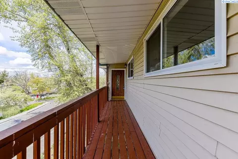 Exterior - 1280 NE Hillside Dr, Pullman, WA 99163 photo 5 of 12