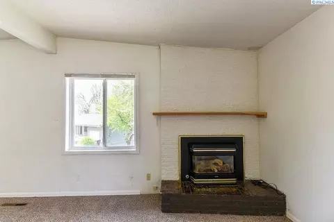 Living - 1280 NE Hillside Dr, Pullman, WA 99163 photo 5 of 8