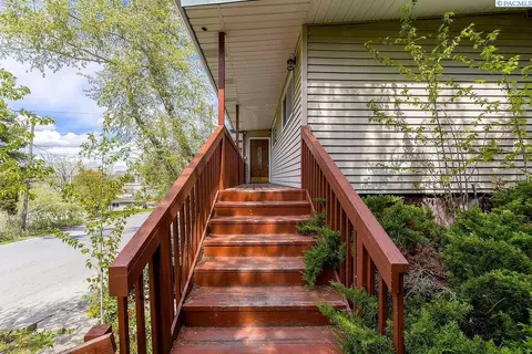 Exterior - 1280 NE Hillside Dr, Pullman, WA 99163 photo 4 of 12