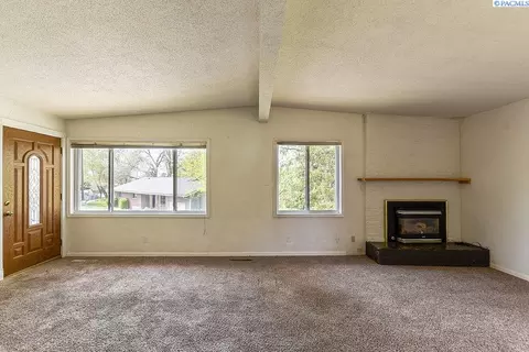 Living - 1280 NE Hillside Dr, Pullman, WA 99163 photo 3 of 8