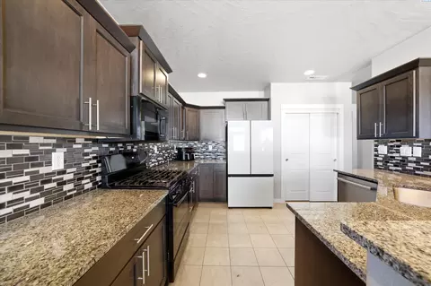 Kitchen - 4110 Sturdee Ln, Pasco, WA 99301 photo 3 of 3