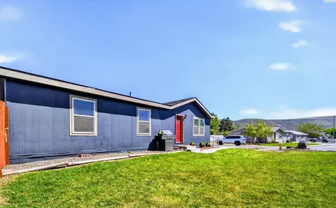 520 New Gate Dr, Prosser, WA 99350