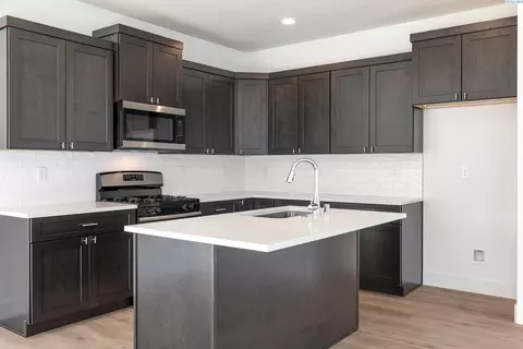 1052 S Underwood Pl, Kennewick, WA 99337