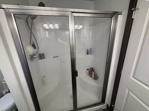 Bath - 845 SW Windy Point Ct, Pullman, WA 99163 photo 2 of 4