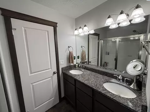 Bath - 845 SW Windy Point Ct, Pullman, WA 99163 photo 4 of 4
