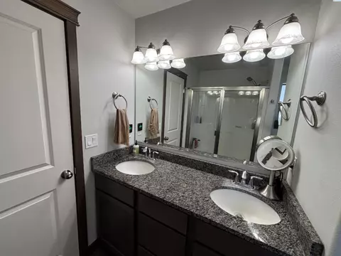 Bath - 845 SW Windy Point Ct, Pullman, WA 99163 photo 1 of 4